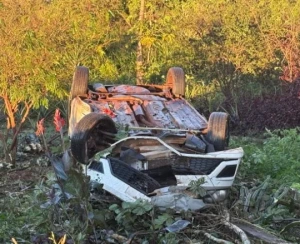 Capotamento deixa veiculo destruído próximo a Santa Helena