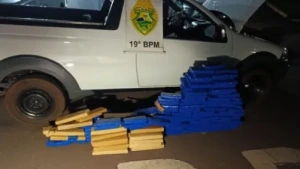 PM apreende maconha e recupera veiculo roubado