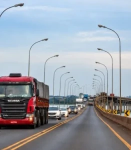 Pare e Siga na ponte Ayrton Senna em Guaira