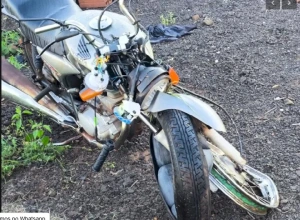 Acidente com moto fere dois jovens sobre a Ponte do Guaçu