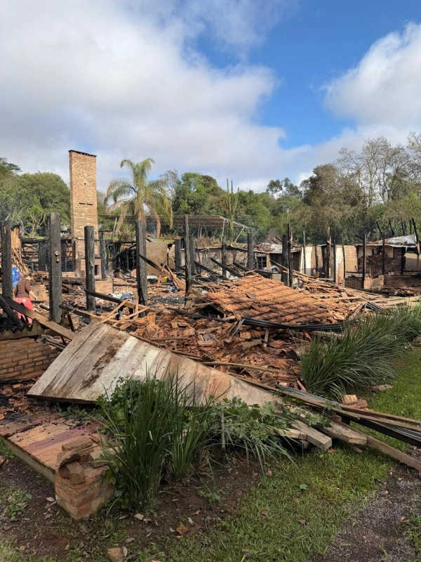 Restaurante é destruído pelo fogo em Vila Nova 