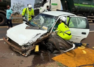 Colisão envolve Corsa e carreta na BR 163 próximo a Novo Horizonte