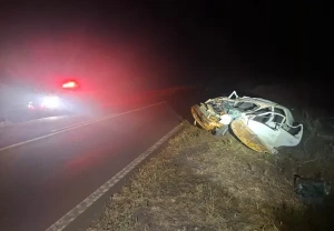 Capotamento e colisão entre carro e moto fazem vitimas com ferimentos