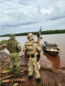 Embarcação, cigarros e agrotóxicos apreendidos no interior de Guaira