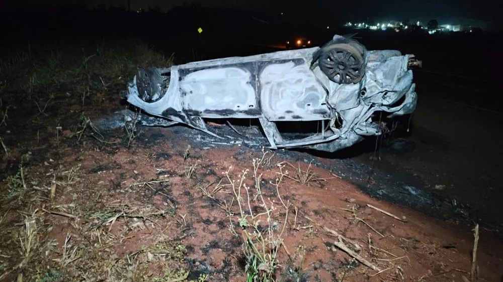 Carro capota e pega fogo na rodovia entre Quatro Pontes e Novo Sarandi