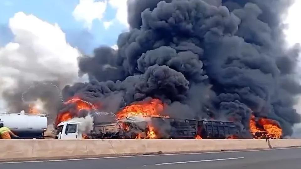 Acidente entre caminhões em Maringá deixa dois mortos