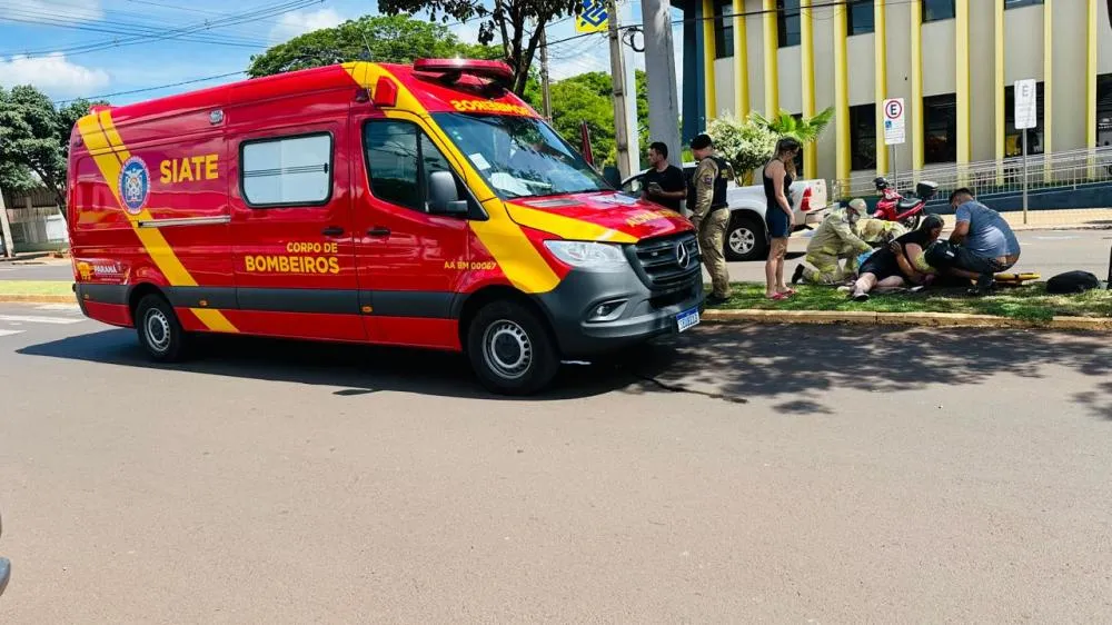 Motociclista fica inconsciente em acidente no centro da cidade