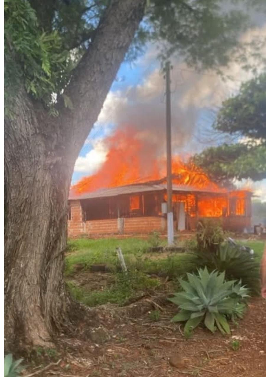 Casa é destruída pelo fogo no interior de Marechal Rondon