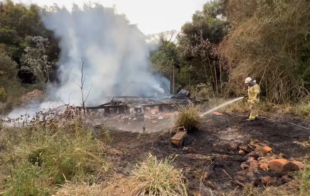 Incêndio destrói galpão no interior de Mercedes