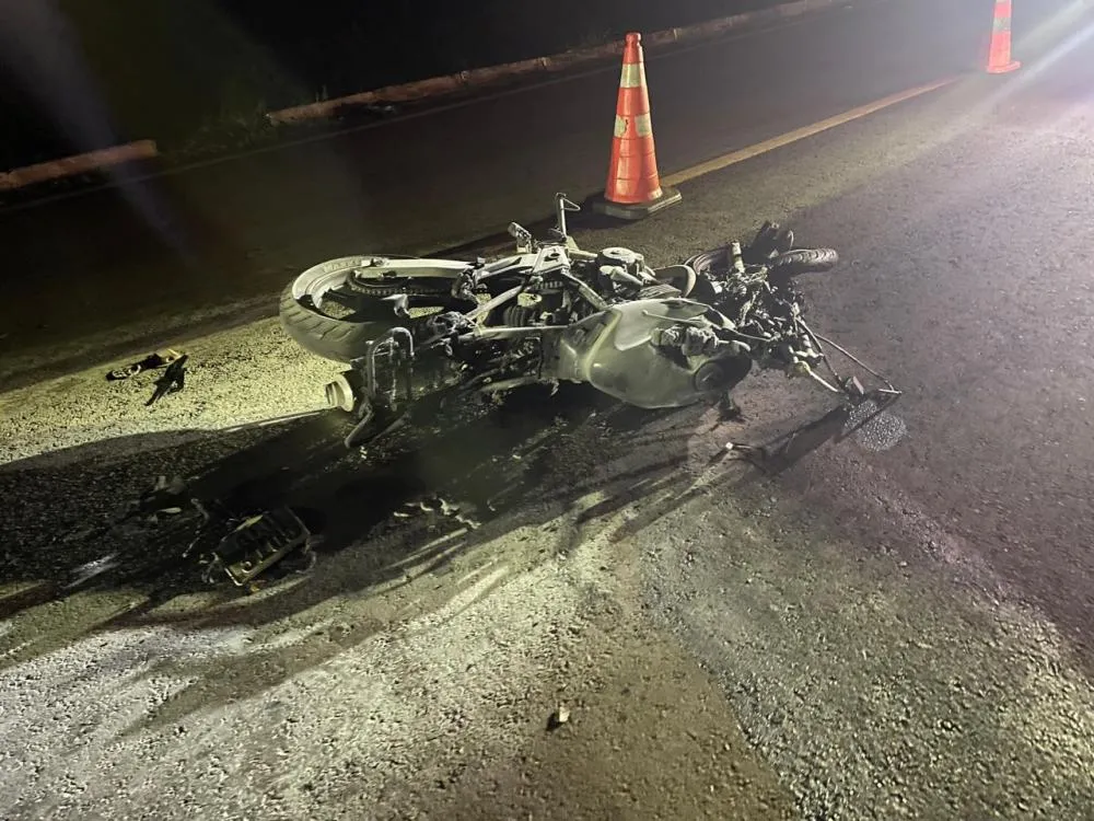 Motociclista cai em rodovia e é atropelado por carro que vinha na atrás