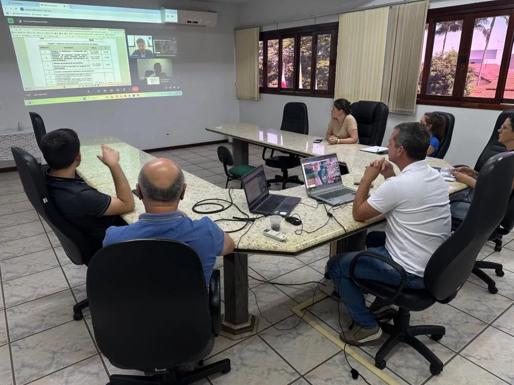 Reunião com equipe de engenharia discute projetos de implementação do Lago Municipal e acessos ao Parque de Lazer.