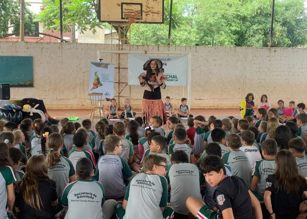 Alunos da sede e do interior são contemplados com a peça “Bruxa Cueca: Viajando Com Você”