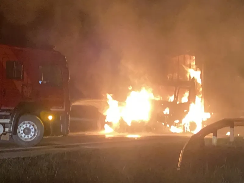 Acidente seguido de incêndio bloqueia BR-163 entre Mercedes e Guaíra