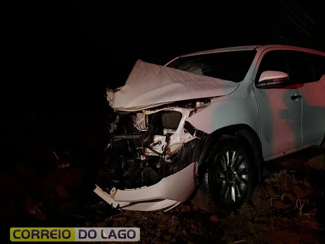 Após aquaplanagem SW4 colide contra caminhão