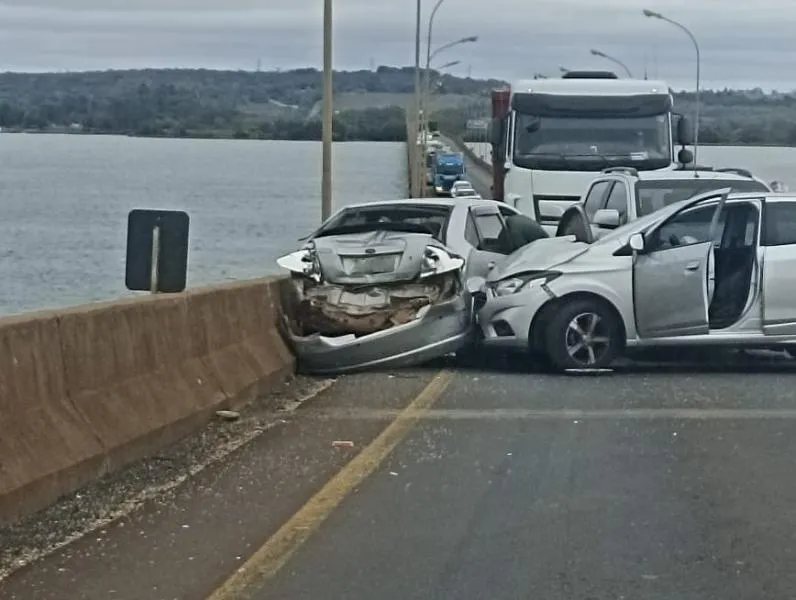 Acidente na Ponte Ayrton Senna envolve ônibus e três veículos