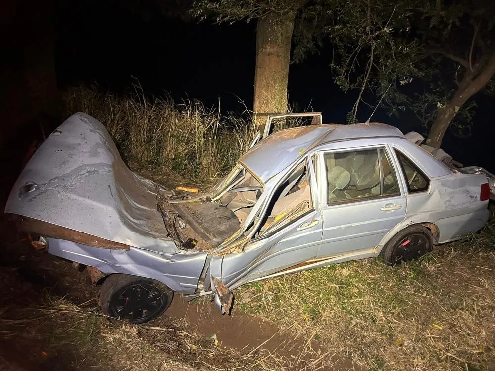 Carro bate contra árvore e mata jovem de 29 anos