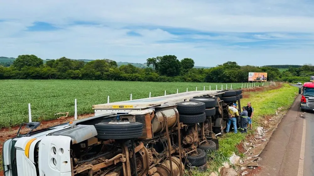 Carreta tomba na BR 163 em Marechal Rondon