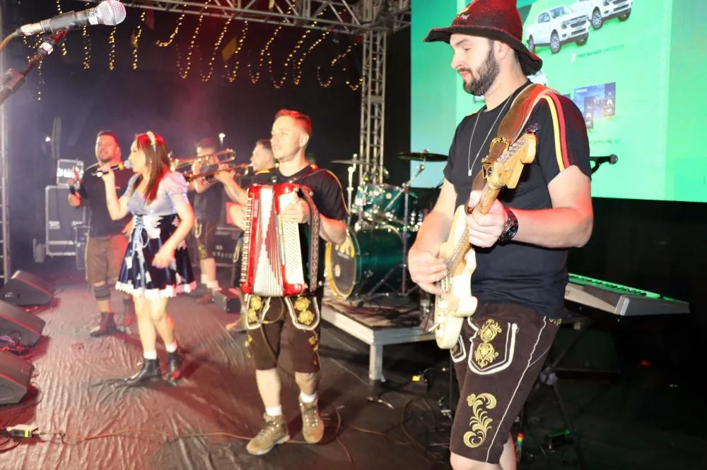 Oktoberfest segue hoje e amanhã com desfile alegórico e bailes com Os Montanari, Munique e Magna-Som