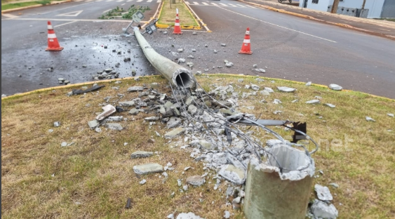 Veículo derruba poste em acidente na Avenida Rio Grande do Sul