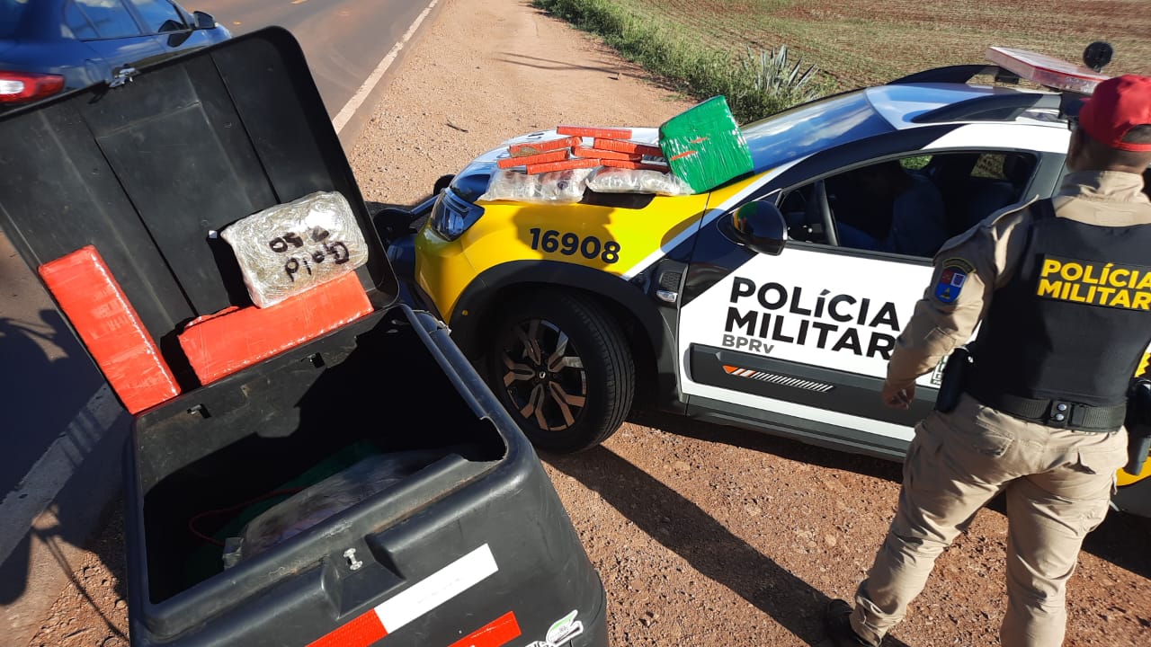 Entregar de moto é preso traficando maconha