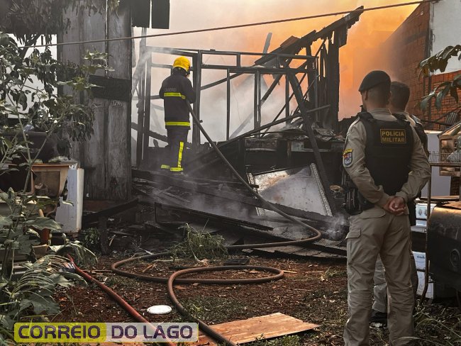 Incêndio destrói residência em Santa Helena